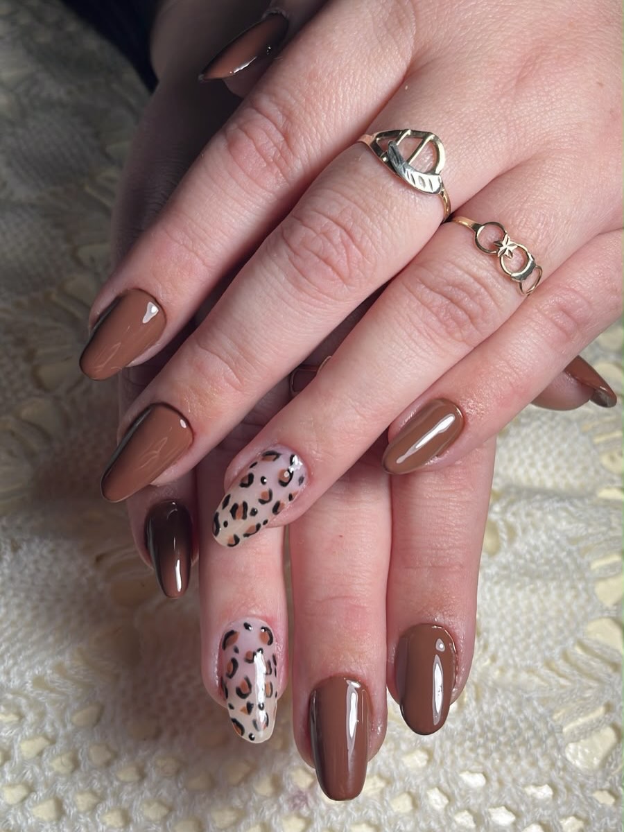 Unhas amêndoa em marrom com animal print detalhado nas unhas anelares