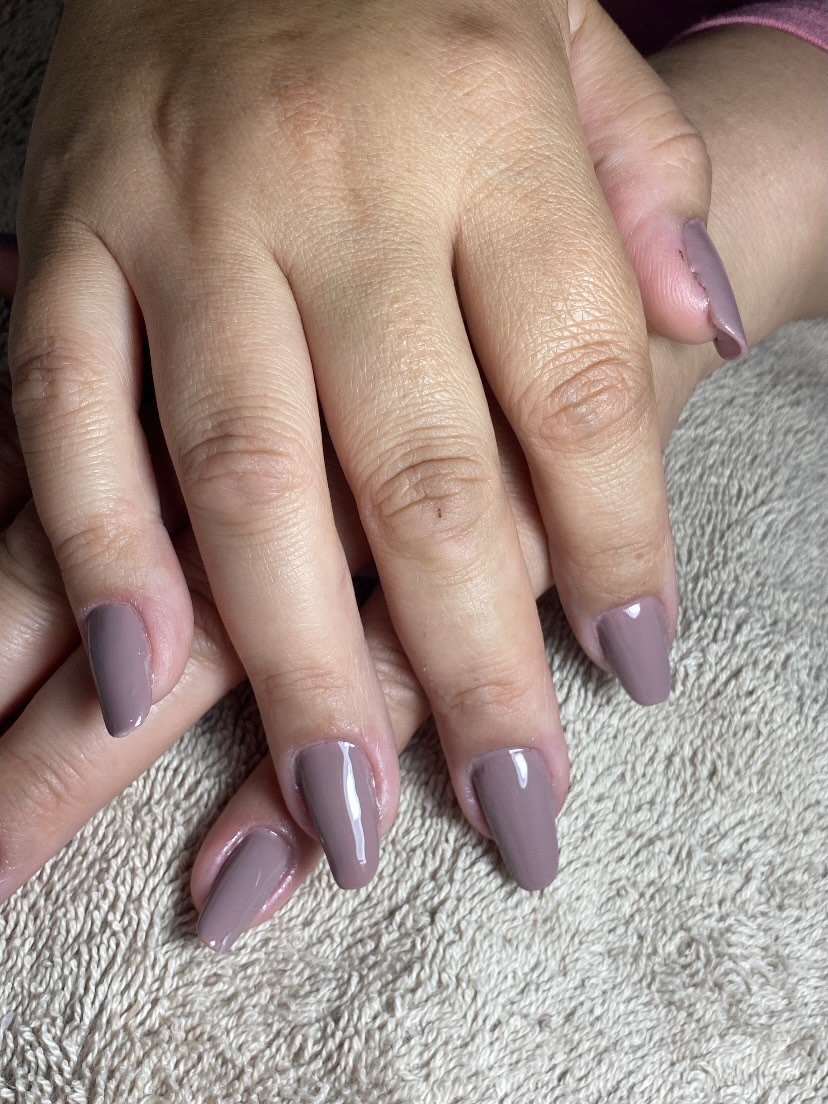 Unhas quadradas em esmaltação mauve acinzentada com acabamento espelhado