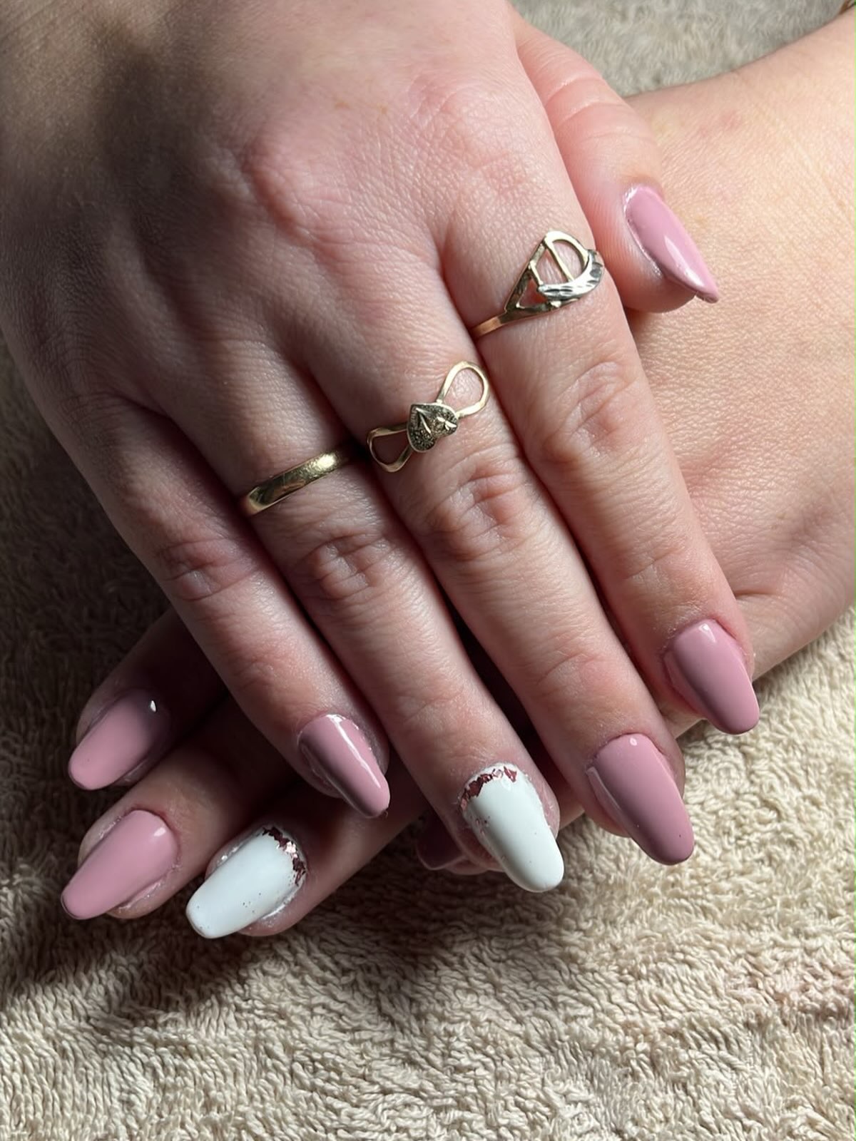 Unhas em rosa antigo com duas unhas brancas decoradas com folha metálica rosé